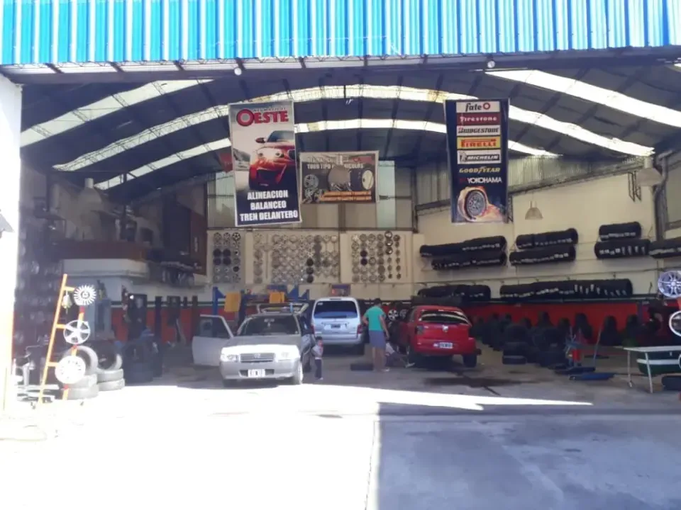 Frente de Car Center 23 Sas (Ex Neumaticos Oeste)
